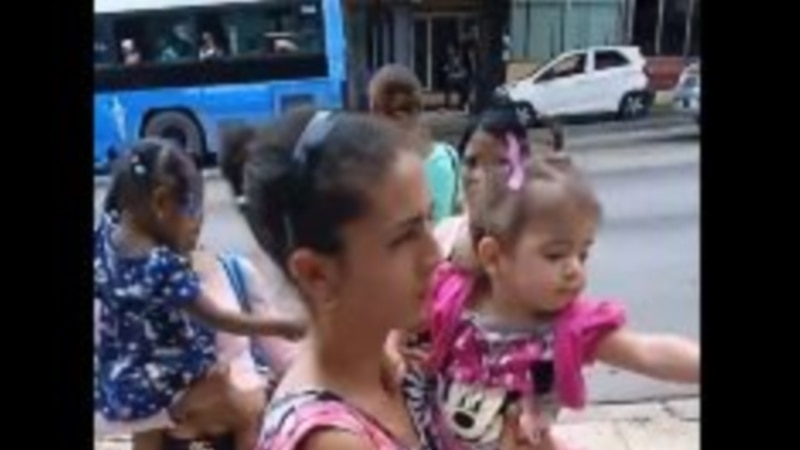 madres-protestan-frente-al-ministerio-de-salud-en-la-habana,-exigiendo-mejores-servicios-para-sus-hijos