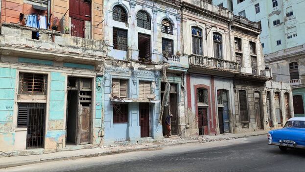 san-lazaro,-the-havana-street-where-residents-live-in-permanent-fear-of-a-collapse