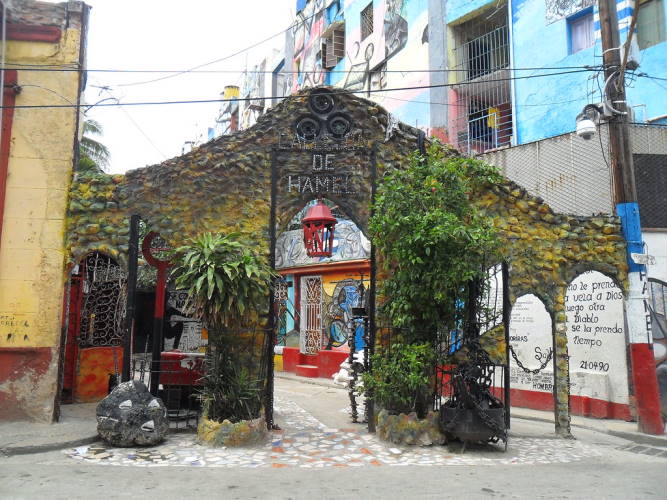 callejon-de-hamel:-un-mosaico-de-cultura-afrocubana-y-arte-vibrante