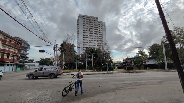 ‘fama-y-aplausos’,-the-20-story-havana-building-that-has-become-a-hell