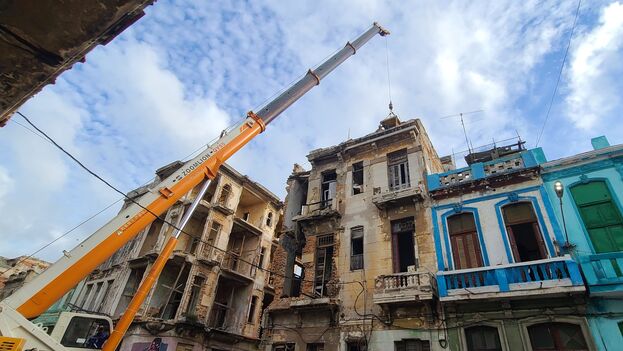four-families-are-removed-from-a-building-about-to-collapse-in-central-havana-due-to-the-last-rains