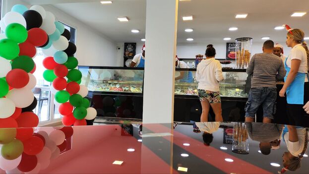 the-most-expensive-ice-cream-shop-in-havana-opens-its-store-for-christmas