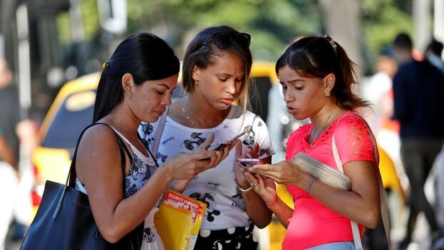 five-years-since-the-internet-came-to-cubans’-mobile-phones,-a-bitter-victory