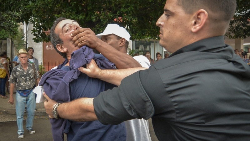 “hay-que-seguir-luchando”,-dice-desde-prision-el-periodista-cubano-lazaro-yuri-valle-roca