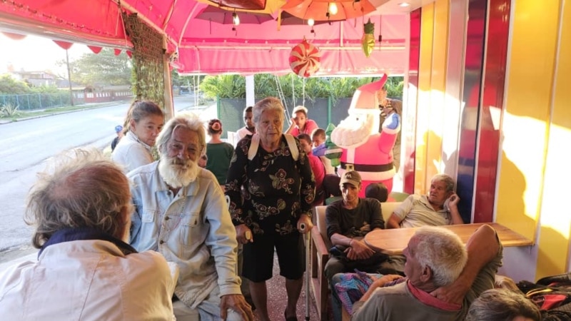 bar-privado-en-la-habana-ofrece-cena-gratis-de-fin-de-ano-a-180-personas-necesitadas-(fotos)