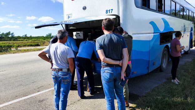 three-hours-stranded-on-the-highway,-cubans-and-tourists-suffer-the-negligence-of-viazul