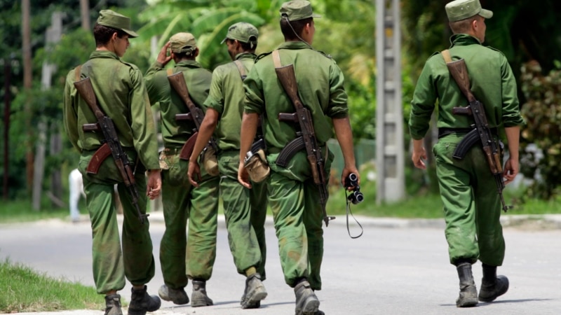 instan-a-militares-cubanos-a-“proteger-con-sus-armas-a-la-poblacion,-no-disparar-contra-ella”
