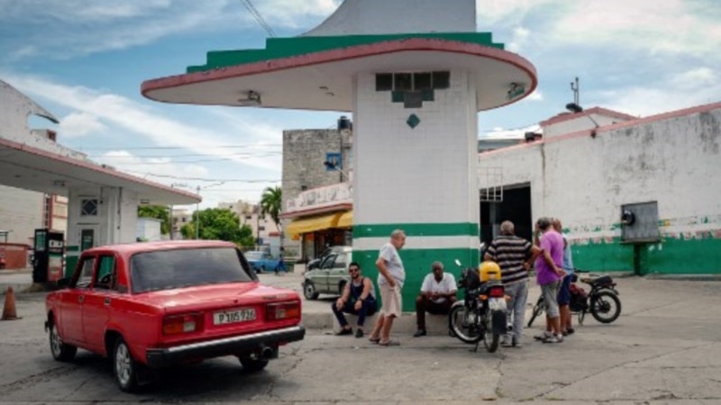cubanos-reaccionan-a-aumento-del-precio-de-la-gasolina-y-la-tarifa-electrica:-“y-ya-eres-miserable”