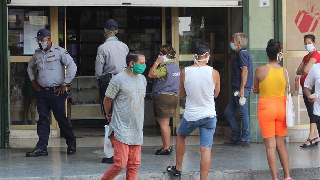 cuba-recommends-wearing-masks-in-crowds,-but-does-not-require-tourists-to-take-covid-tests