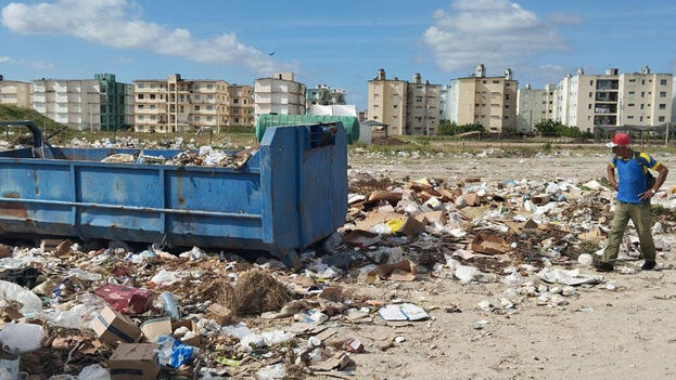 not-even-the-‘integrated’-neighborhoods-in-cuba-are-saved-from-garbage-piles-everywhere