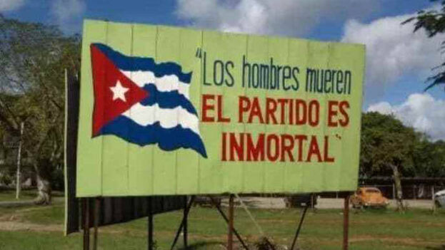 while-the-country-is-sinking,-the-cuban-regime-renews-the-code-of-ethics-for-its-cadres