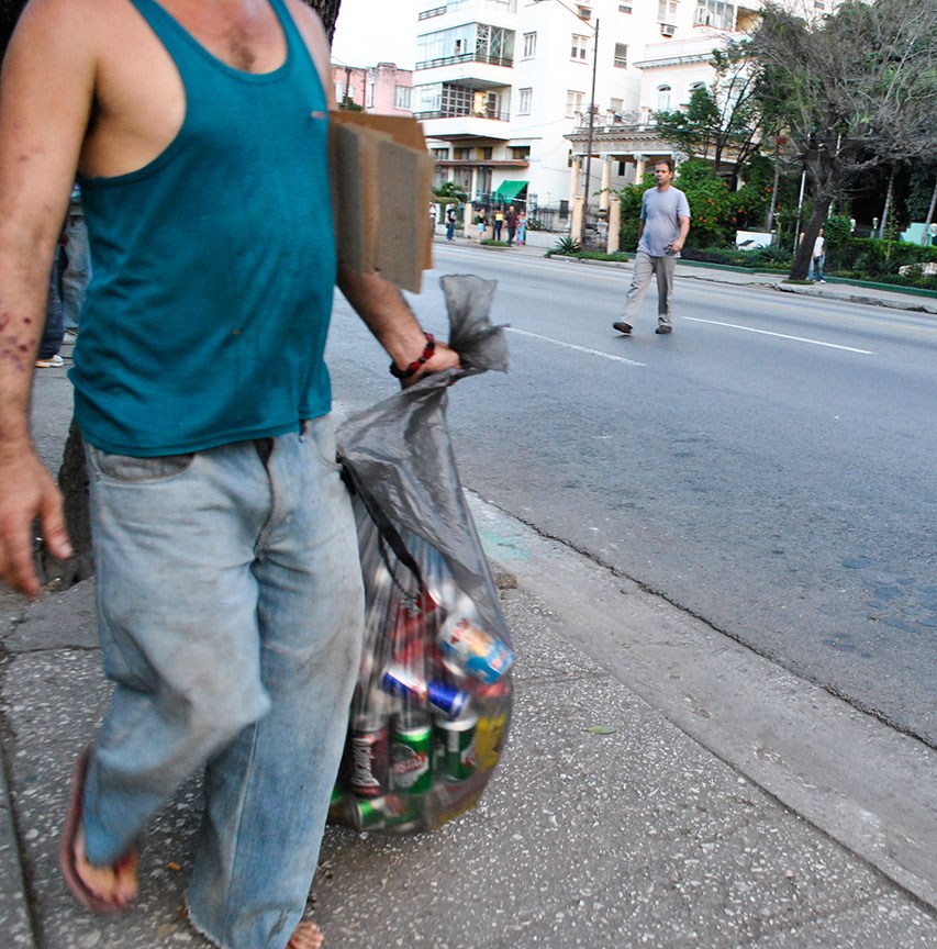 he-who-picks-up-cans,-havana,-cuba-–-photo-of-the-day