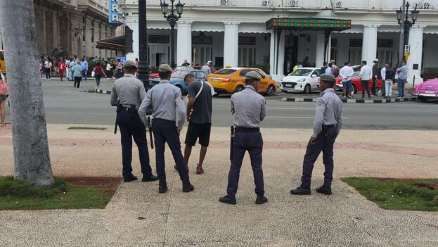 new-batches-of-uniformed-‘smurfs’-arrive-in-havana-from-the-east