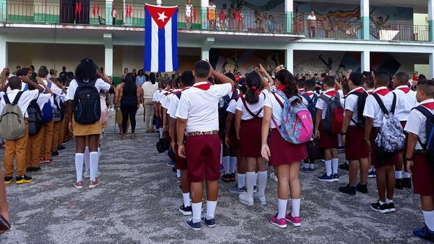 cuban-worker:-‘for-that-salary-i-prefer-to-clean-windshields-at-a-traffic-light’