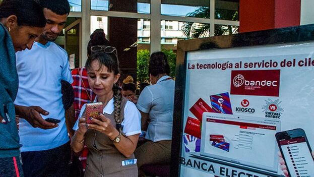 a-cuban-bank-offers-new-prepaid-cards-in-dollars-for-cubans-and-foreigners