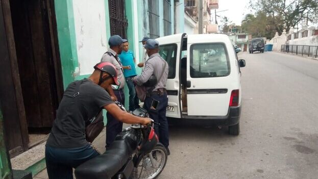 cuban-police-dismantle-an-illegal-sale-of-fuel-a-few-steps-from-a-gas-station