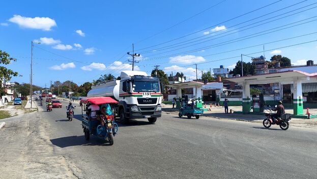 while-cuba-runs-out-of-fuel,-four-tanker-trucks-arrive-at-esther’s-gas-station-over-three-days