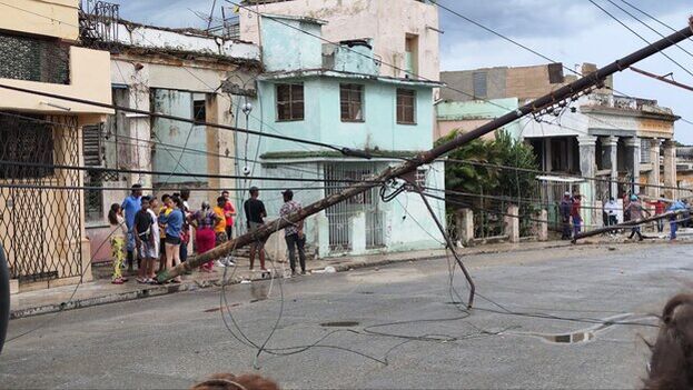 a-storm-knocks-down-poles,-roofs-and-water-tanks-in-havana