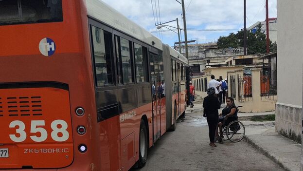 from-bus-to-ambulance,-a-caring-havana-driver-confronts-a-hospital’s-apathy