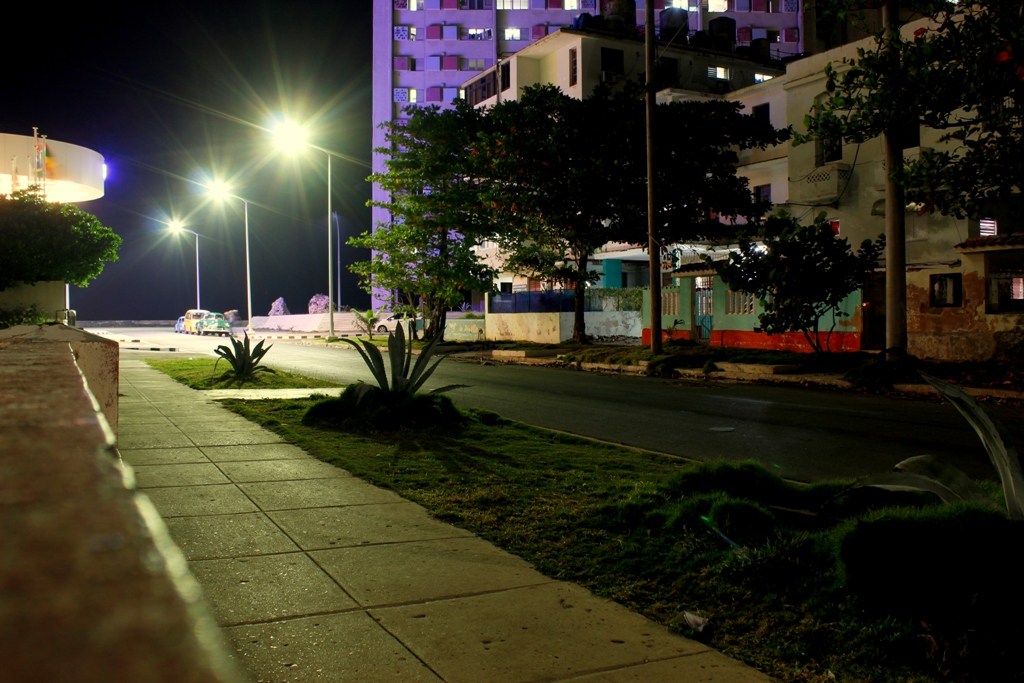 nighttime-in-el-vedado,-havana