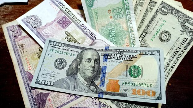 the-dollar-reaches-300-pesos-in-the-cuban-informal-market-and-ties-with-the-euro