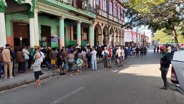 massive-line-for-a-miserable-‘combo’-priced-at-311-cuban-pesos,-just-over-1-dollar