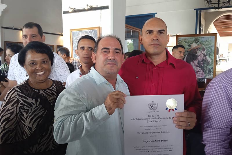 celebran-en-holguin-segunda-graduacion-de-licenciados-en-ciencias-sociales