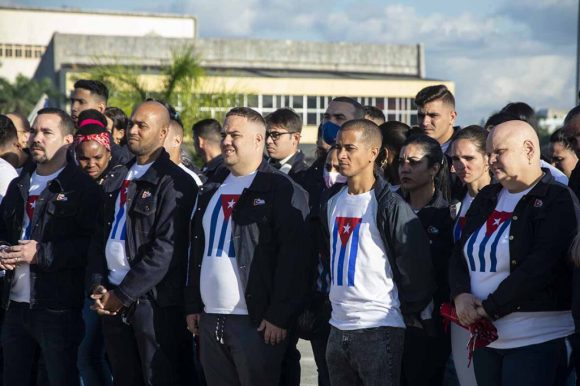 abanderan-delegacion-cubana-que-participara-en-festival-mundial-de-la-juventud-en-rusia-(+-fotos)