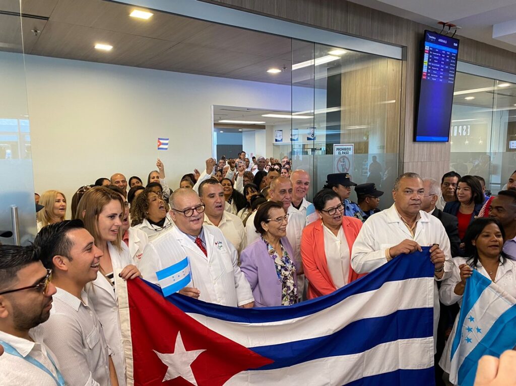 llegan-a-honduras-96-especialistas-cubanos-de-la-salud