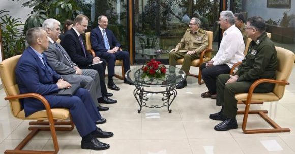 raul-castro-meets-secretary-of-russia’s-security-council