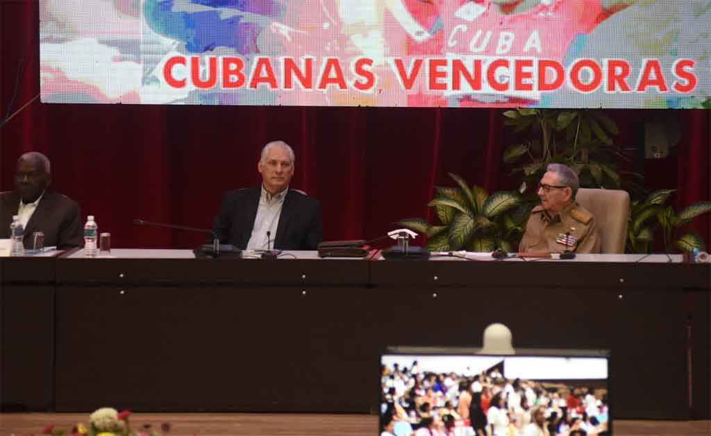 raul-castro-with-cuban-women-at-his-11th-congress