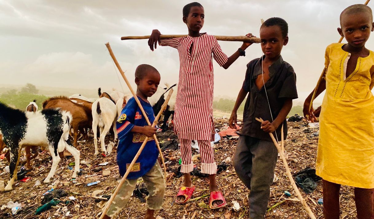 los-ninos-de-una-comunidad-nomade-en-nigeria-van-a-la-escuela-por-primera-vez