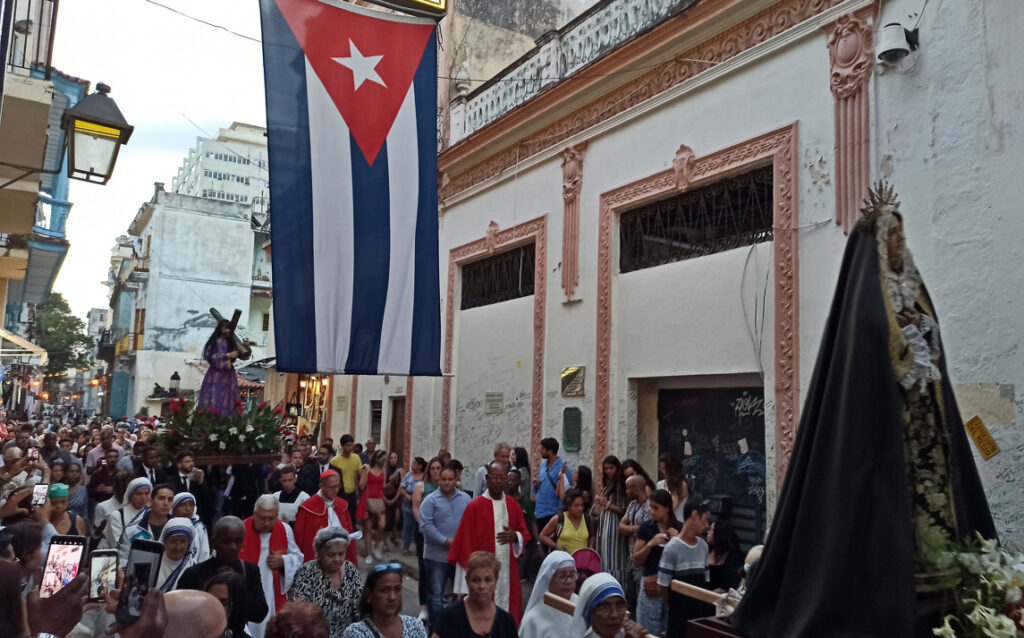 cuba:-procesion-del-viernes-santo-en-medio-de-la-crisis