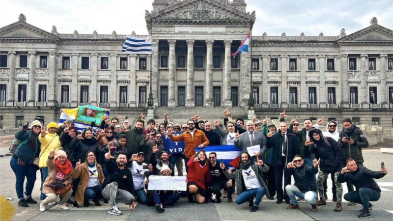 gestionan-en-uruguay-vias-para-legalizar-a-miles-de-inmigrantes-cubanos-(video)
