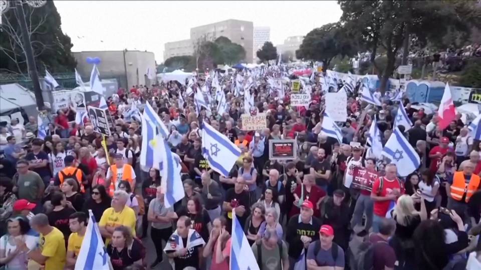 israeli-police-fire-water-cannons-at-anti-netanyahu-protesters