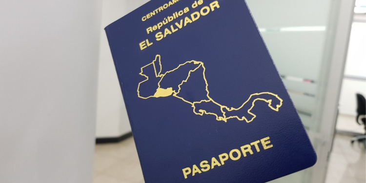 el-salvador:-bukele-dara-pasaporte-gratuito-a-5.000-profesionales-extranjeros