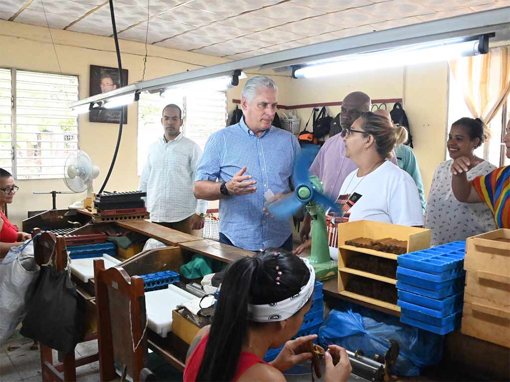 diaz-canel-tours-municipality-in-cuban-eastern-province