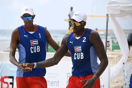 dupla-cubana-de-voleibol-de-playa-compite-ante-brasilenos-en-octavos-de-challenger-de-guadalajara,-mexico
