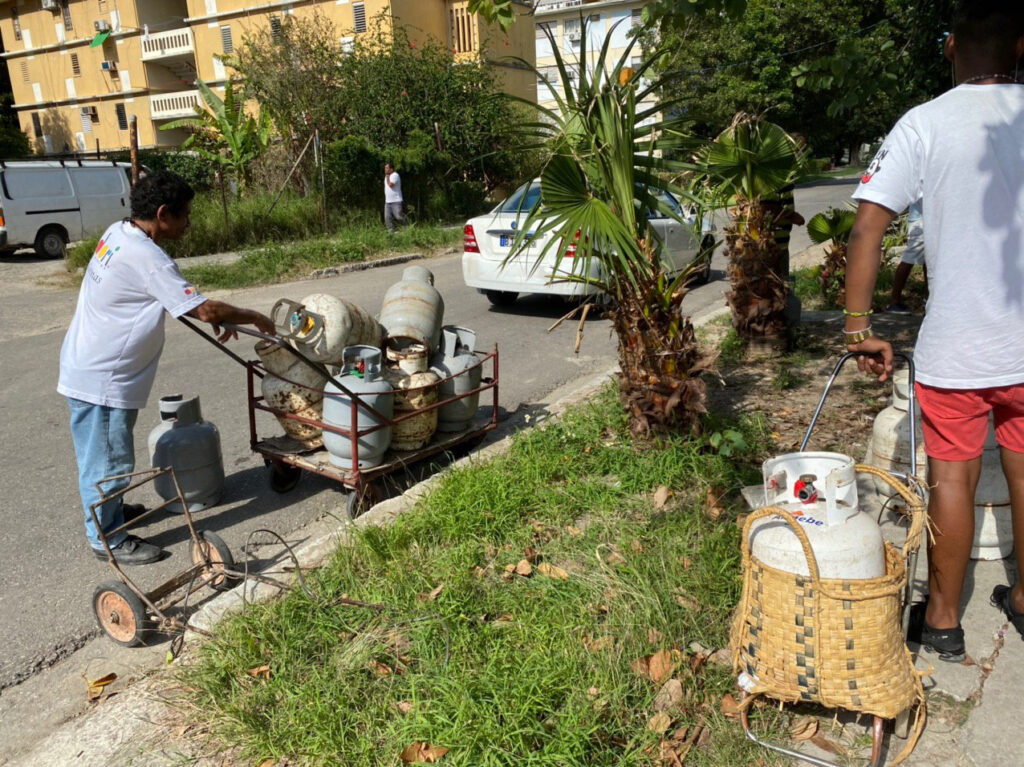 in-cuba-couriers-have-a-new-scam-to-sell-cooking-gas-cylinders