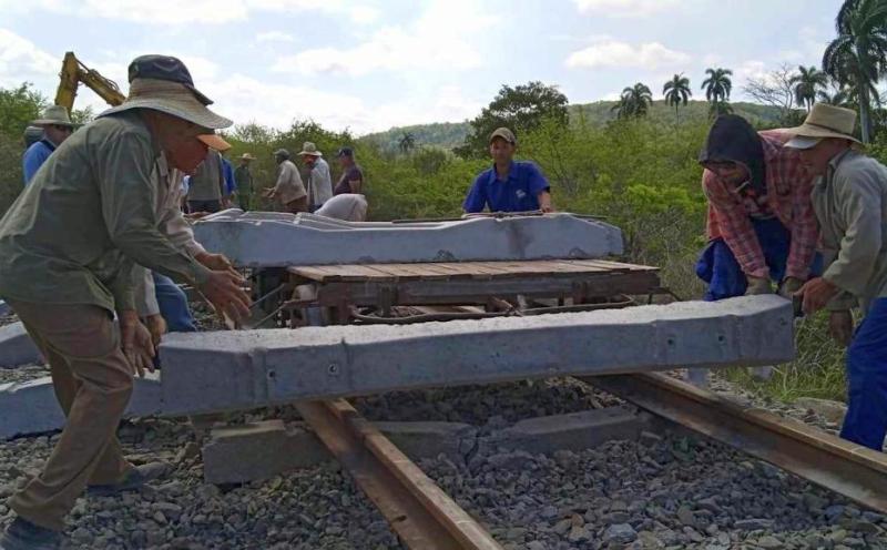 cuban-workers-continue-efforts-to-recover-railroad-track-affected-in-accident