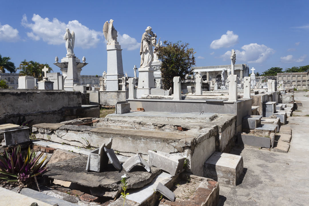 cementerio-de-reina:-nichos-verticales-y-angeles-truncados