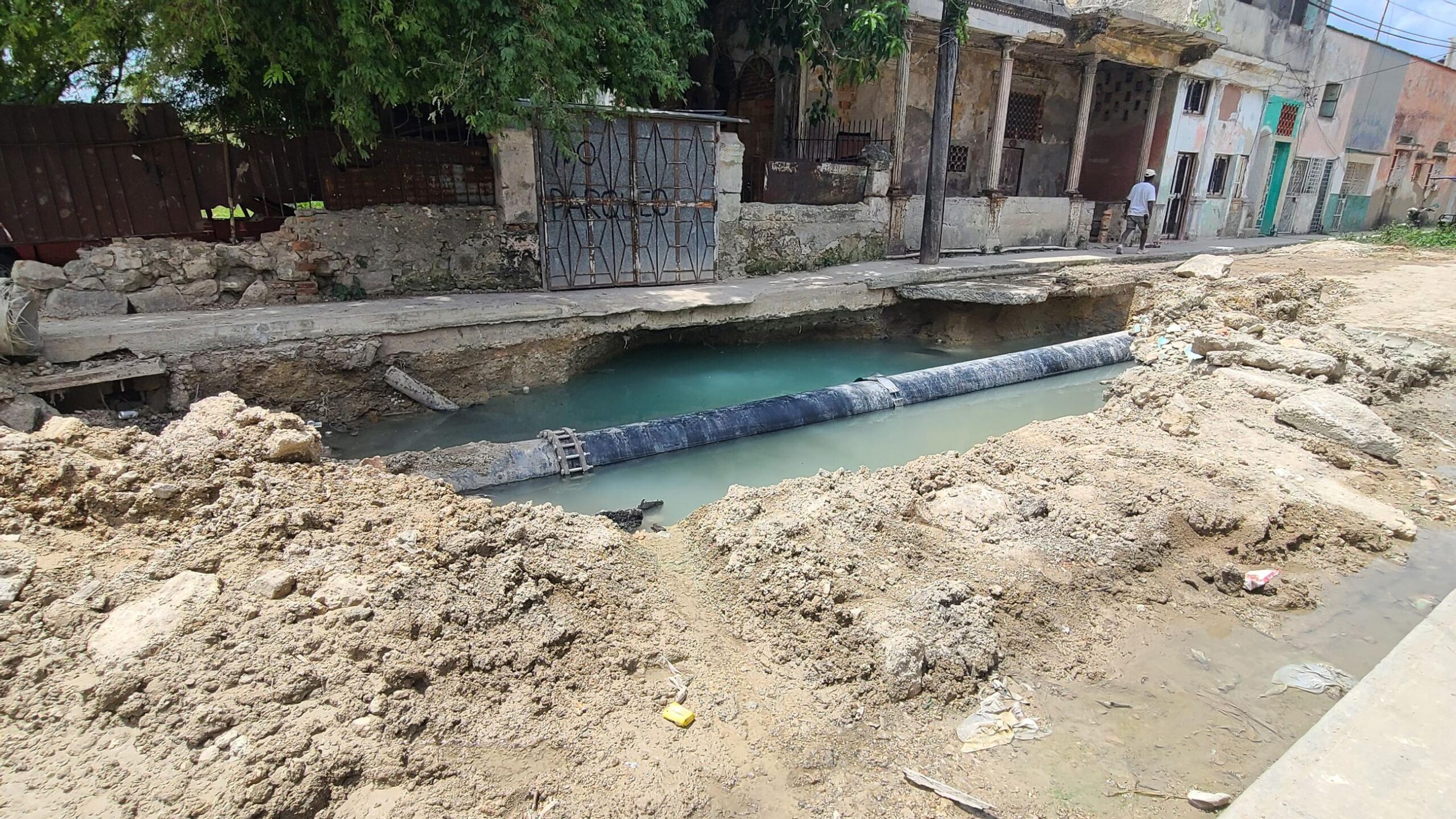 the-‘swimming-pool’-pothole-in-havana-where-children-bathe-has-been-open-for-several-years