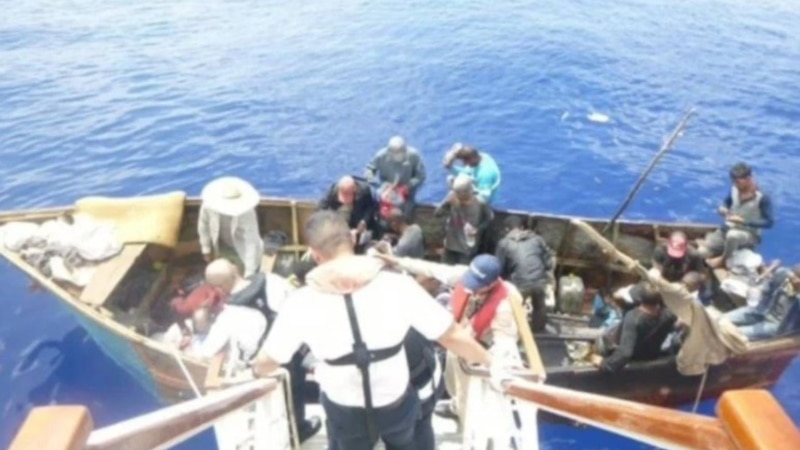 crucero-de-carnival-en-ruta-a-honduras-rescata-a-27-balseros-cubanos