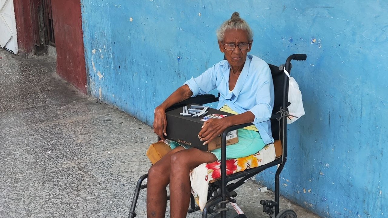 cubans-without-‘family-in-the-exterior’-survive-by-reselling-on-the-streets