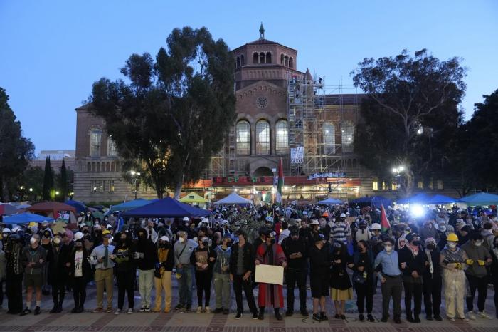 policia-retira-barricada-en-la-universidad-de-california,-donde-se-protesta-contra-genocidio-en-palestina