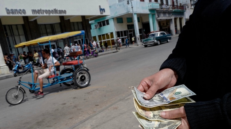 el-dolar-pasara-pronto-la-barrera-de-los-400-pesos-cubanos,-opina-director-de-eltoque-(video)