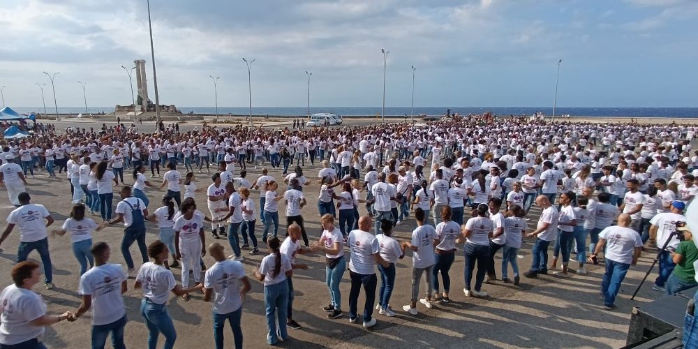 cubanos-establecen-nuevo-record-mundial-con-la-mayor-rueda-de-casino-jamas-organizada
