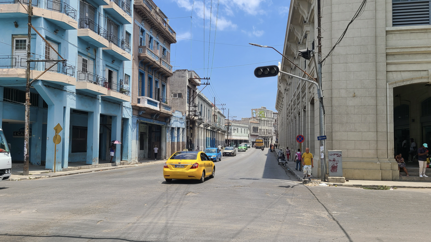 with-the-traffic-lights-out-and-a-‘swimming-pool’-size-pothole,-disorder-takes-over-the-streets-of-el-cerro-in-havana