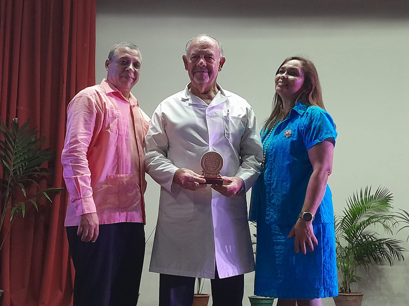 holguin:-reconocen-a-universidad-de-ciencias-medicas-en-aniversario-15