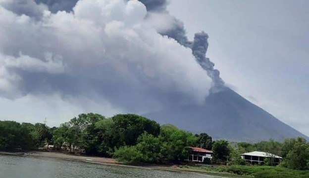 strong-explosions-from-concepcion-volcano-on-ometepe-island